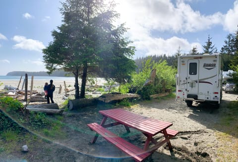 4x4 RAM 3500HD with Lance Truck Camper (STARLINK INTERNET) Drivable vehicle in Nanaimo