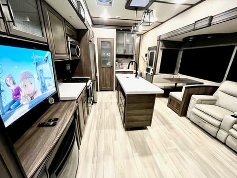 2021 Solitude 40 - Rate includes Delivery and Insurance* Towable trailer in New Braunfels