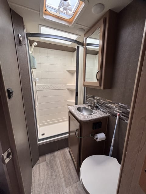 Thor 2020 Motorhome: Your New Home Away From Home Experience Drivable vehicle in Davis