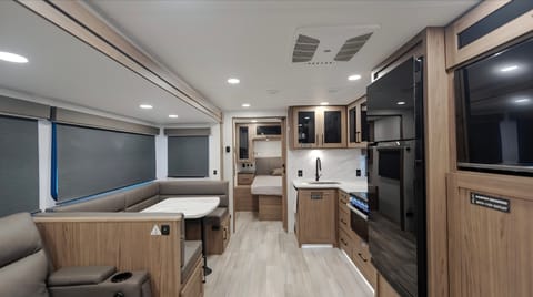 Alliance Delta 30' Travel Trailer - 50amp Towable trailer in Rancho Cordova