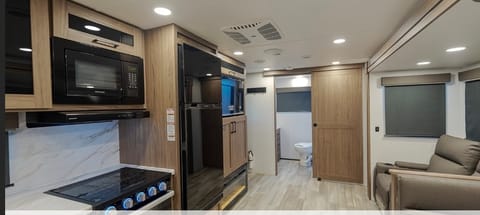 Alliance Delta 30' Travel Trailer - 50amp Towable trailer in Rancho Cordova