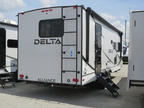 Alliance Delta 30' Travel Trailer - 50amp Towable trailer in Rancho Cordova