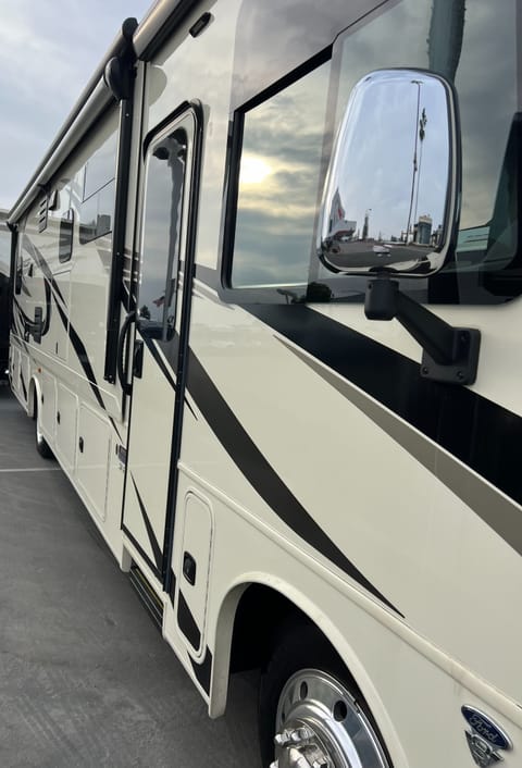 Luxury Class A Precept 34G-Hotel Comfort on Wheels. Drivable vehicle in Riverside