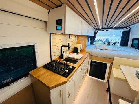 Millie - Campervan Extended/High Roof and Off The Grid Campervan in New Westminster