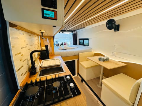 Millie - Campervan Extended/High Roof and Off The Grid Campervan in New Westminster