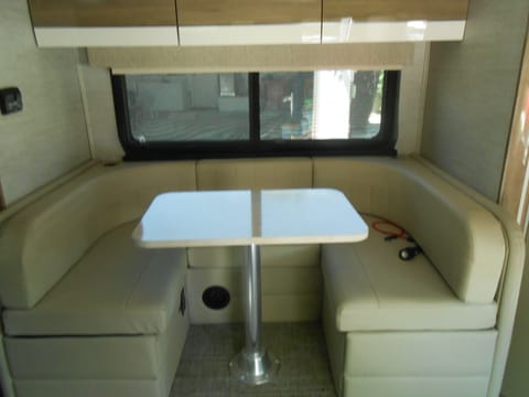 25 FT ENTEGRA QUEST DIESEL MERCEDIES Drivable vehicle in Rio Rancho