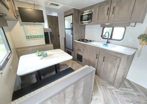 Roam n' Rest Travel Trailer Towable trailer in Eastvale