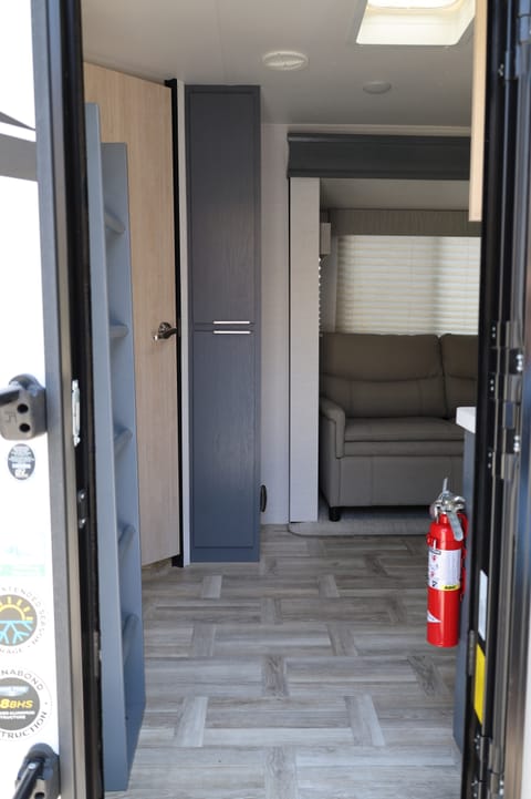 Adventure-Ready 2024 Prime Time Tracer 28BHS Travel Trailer – Spacious Towable trailer in Corona