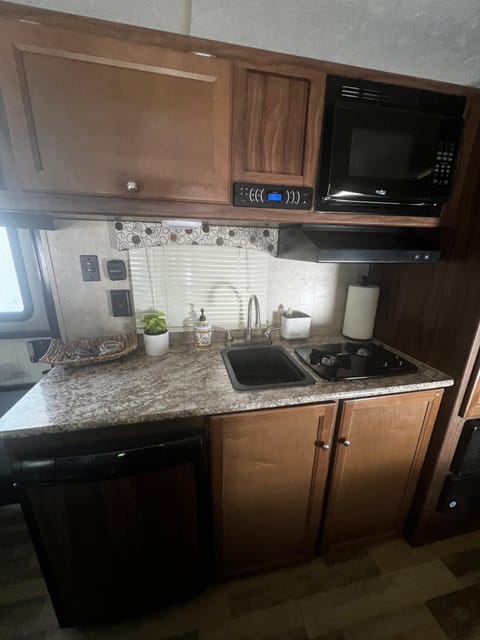 The Ultimate Family Camper (Free Napa or Sonoma Pick up) Towable trailer in Napa Valley