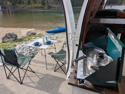 XL Bed (6ft 8' long) Solar-Powered Cozy Modern Cabin on Wheels! Campervan in New Westminster