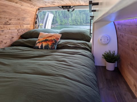 XL Bed (6ft 8' long) Solar-Powered Cozy Modern Cabin on Wheels! Campervan in New Westminster