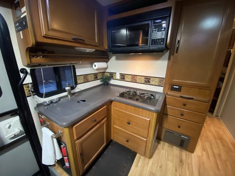 Sunny’s Fleetwood Jamboree GT - Sleeps 6, Comfortable! Drivable vehicle in Pitt Meadows