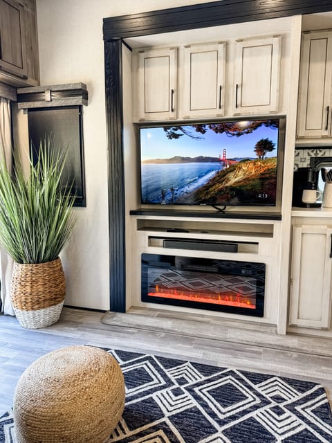 2023 Durango Gold 382 5th wheel w/Patio Towable trailer in Wildomar