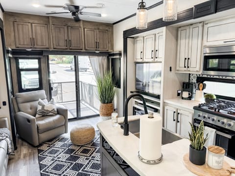 2023 Durango Gold 382 5th wheel w/Patio Towable trailer in Wildomar