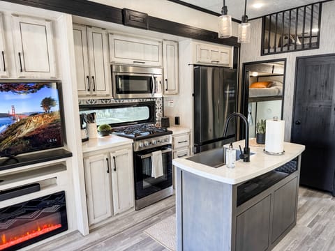 2023 Durango Gold 382 5th wheel w/Patio Towable trailer in Wildomar