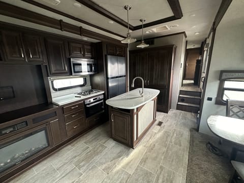 Heartland Bighorn 3370EL Luxury Fifth Wheel! Delivery & setup available! Towable trailer in Pleasanton