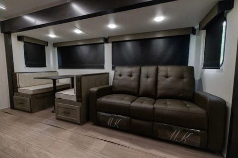 2025 Alpha Wolf 25RL Towable trailer in Lake Elsinore