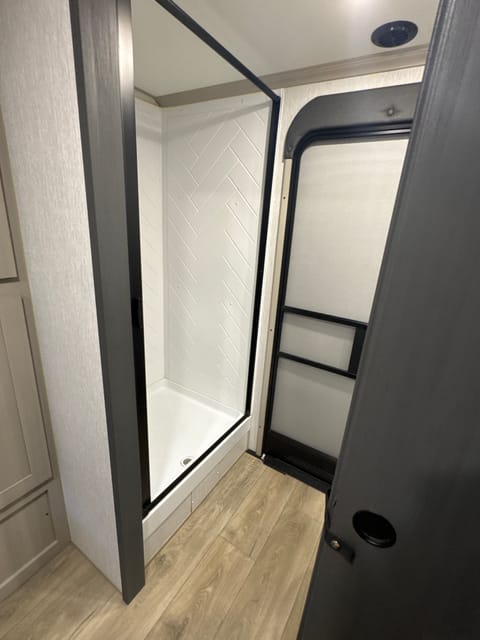 LUXURY 2 BED, 2 BATH RV W/ PRIVATE SUITE & ENTRY Towable trailer in Rogers