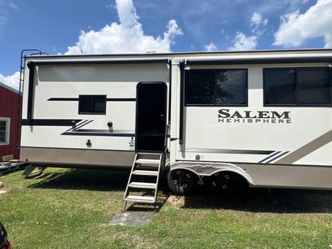 LUXURY 2 BED, 2 BATH RV W/ PRIVATE SUITE & ENTRY Towable trailer in Rogers