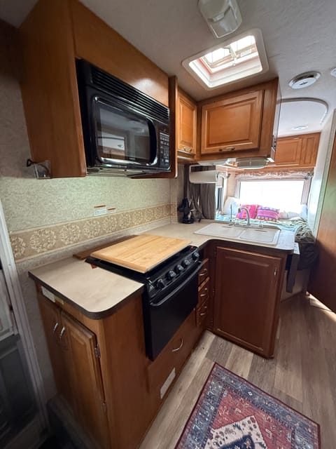 Easy Adventure RV | 2004 Fleetwood Jamboree 24D | Sleeps 6 | SoCal-Ready! Drivable vehicle in South Pasadena