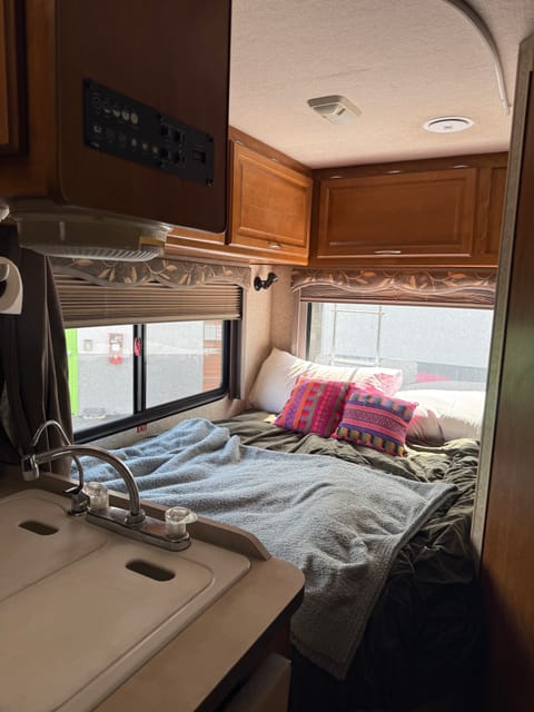 Easy Adventure RV | 2004 Fleetwood Jamboree 24D | Sleeps 6 | SoCal-Ready! Drivable vehicle in South Pasadena