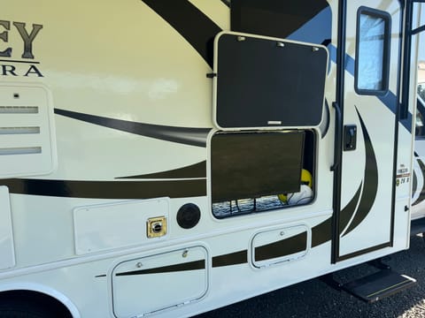 2021 Entegra Odyssey Sleeps 6 - Fully Stocked - Family Friendly Drivable vehicle in Vancouver