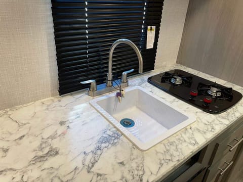 2022 Dutchmen RV Coleman 17B Towable trailer in Arvada