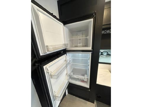 Spacious Camper Drivable vehicle in Licking Riverside