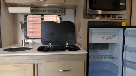 Lightweight Off-Road Ready R-Pod 180 Hood River Edition – Perfect Getaway Towable trailer in Lakewood