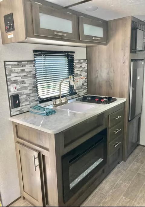 2021 Coleman Lantern 17B Towable trailer in San Antonio