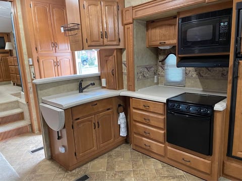 Montana Fifth Wheel Towable trailer in Northglenn