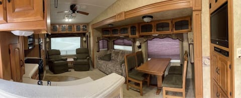 Montana Fifth Wheel Towable trailer in Northglenn