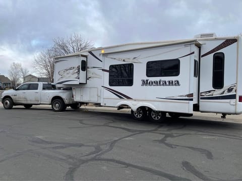 Montana Fifth Wheel Towable trailer in Northglenn