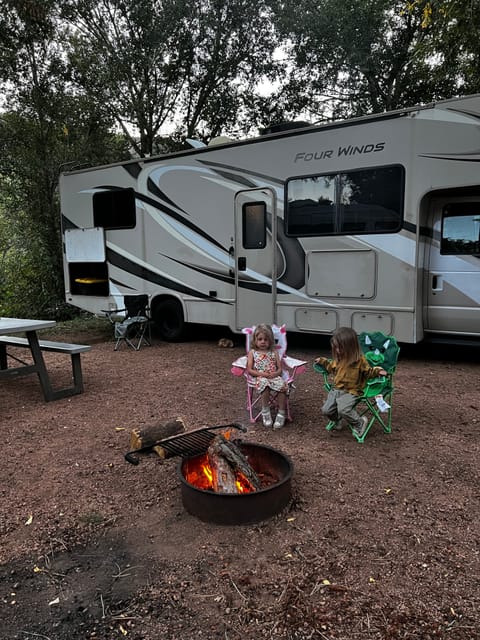 The Roamer | Starlink, Solar, Luxury Bed - all you need without the fluff! Drivable vehicle in Applewood