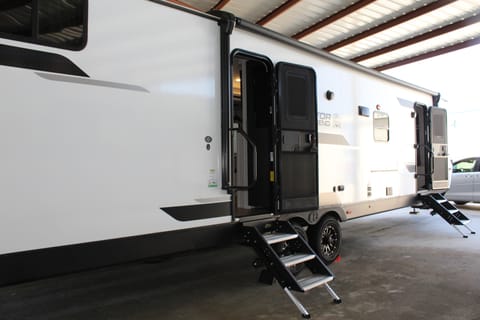 Mel’s Home on Wheels - Surveyor Legend Towable trailer in Harker Heights
