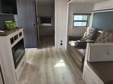 Mel’s Home on Wheels - Surveyor Legend Towable trailer in Harker Heights