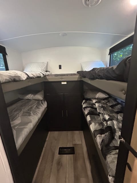 Modern Luxury Keystone Springdale 33ft Towable trailer in Oak Bay