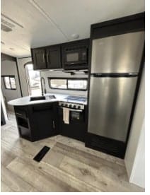 Modern Luxury Keystone Springdale 33ft Towable trailer in Oak Bay