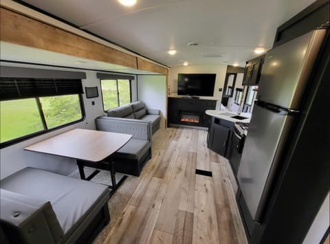 Modern Luxury Keystone Springdale 33ft Towable trailer in Oak Bay
