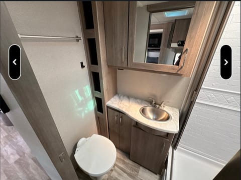 Spacious Couples Coach Towable trailer in Albuquerque