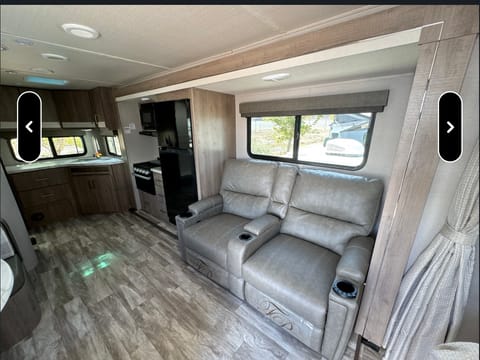 Spacious Couples Coach Towable trailer in Albuquerque