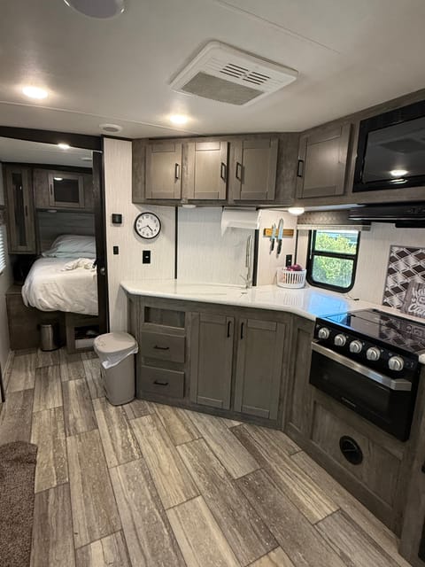 Family friendly extra large trailer Towable trailer in Casa De Oro-Mount