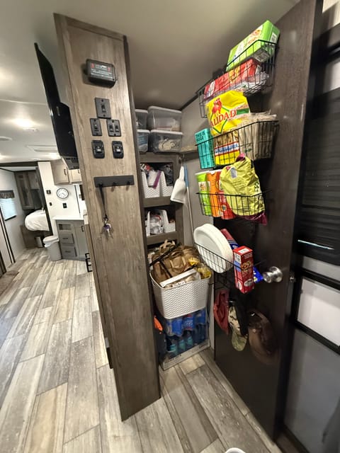 Family friendly extra large trailer Towable trailer in Casa De Oro-Mount