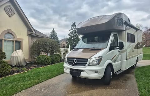 Winnebago View 24J- DIESEL -Comfortable Sleeping Drivable vehicle in Cincinnati