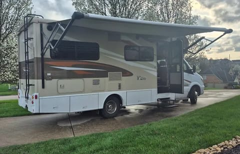 Winnebago View 24J- DIESEL -Comfortable Sleeping Drivable vehicle in Cincinnati