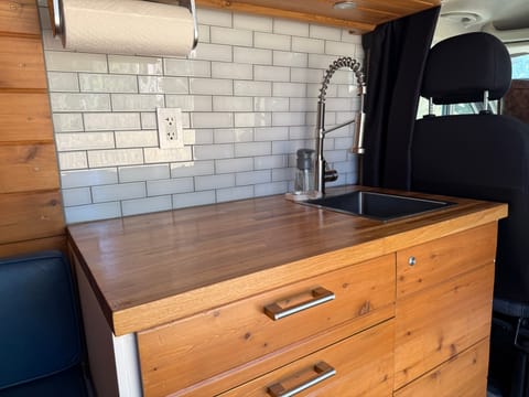 van Beethoven: Relaxing Boho vibes, seats 3 Drivable vehicle in San Leandro