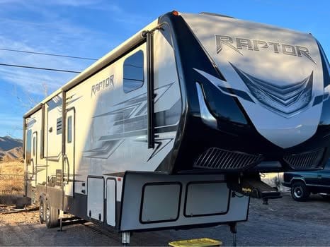 Great family toy hauler. Towable trailer in Albuquerque