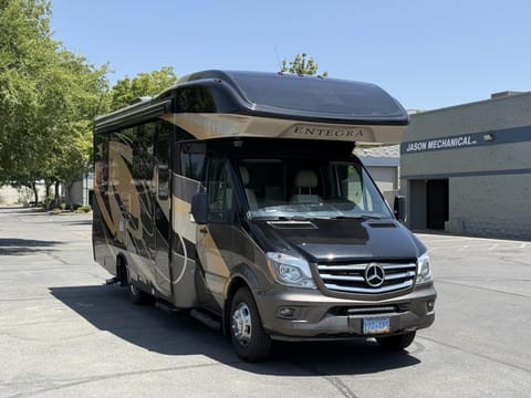 Beautiful like new condition well maintained rig is ready for adventure.  