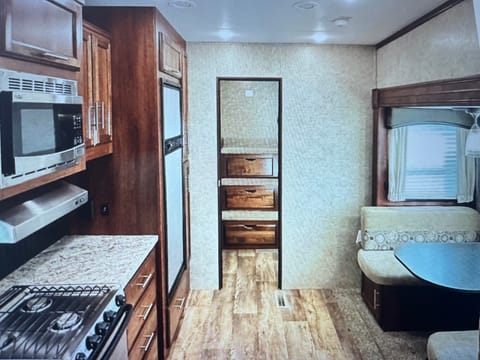 2017 Jayco Eagle HT 29.5 Fifth Wheel – Luxurious Comfort on the Road Towable trailer in Yucaipa
