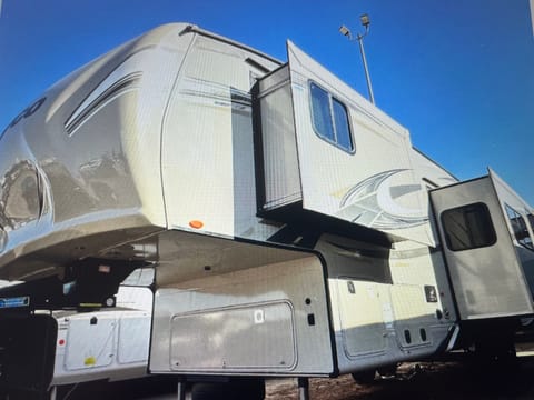 2017 Jayco Eagle HT 29.5 Fifth Wheel – Luxurious Comfort on the Road Towable trailer in Yucaipa